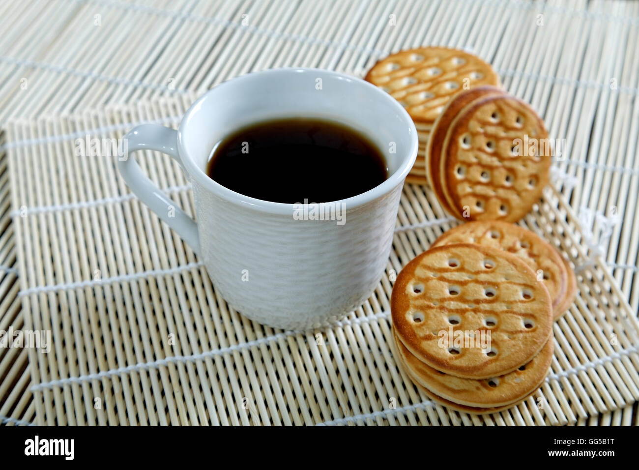 Le thé du matin et les cookies dans la cuisine Banque D'Images
