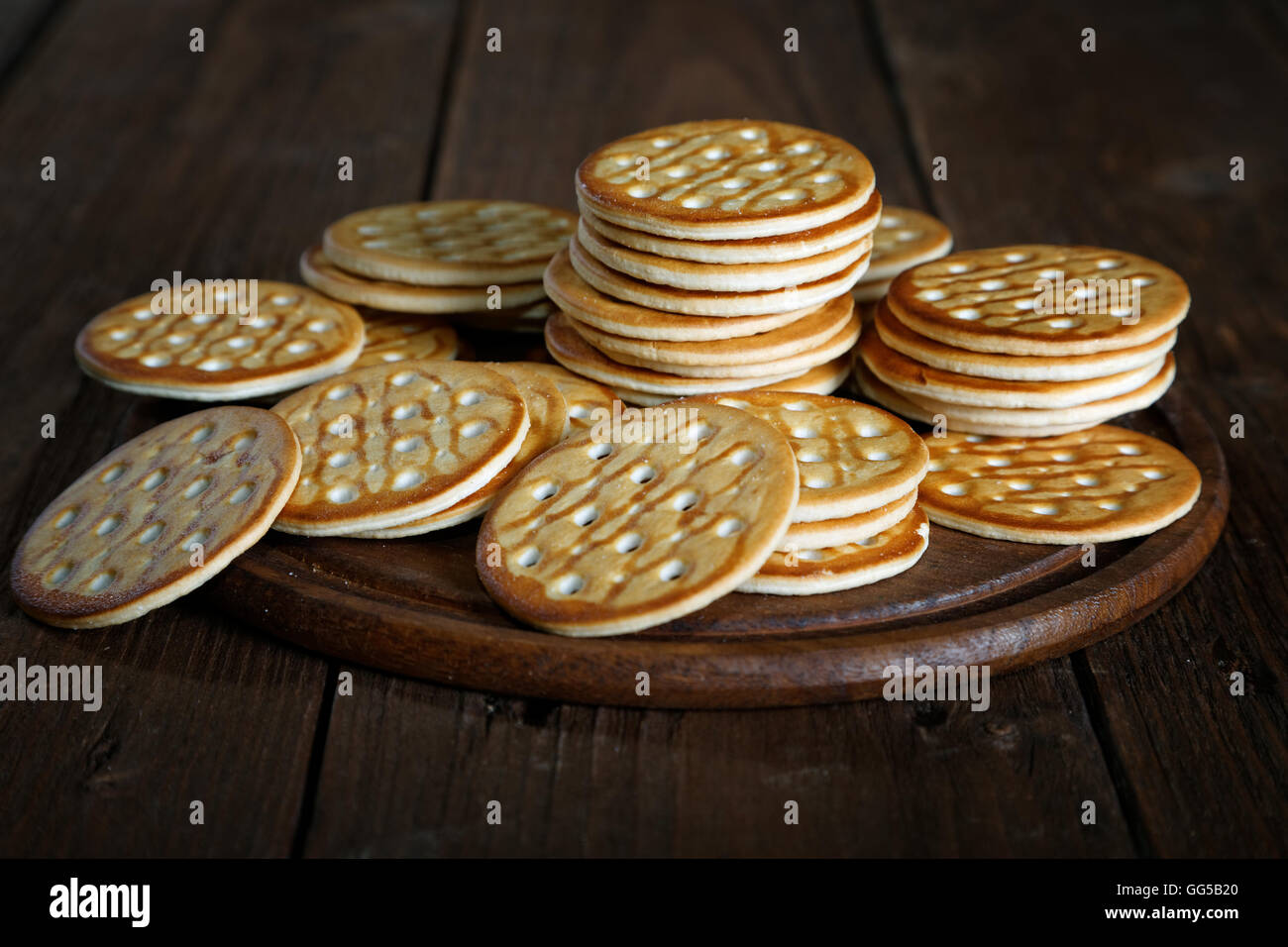 Pile de cookies sur une table rustique Banque D'Images