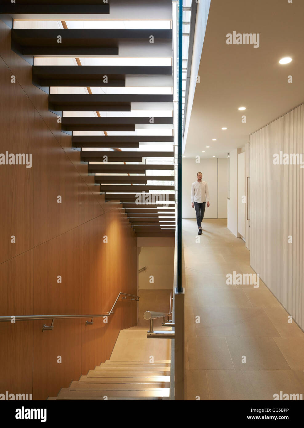 Couloir et escalier avec déménagement figure. Le jardin des capacités au Lincoln College, Oxford, Royaume-Uni. Architecte : Stanton Williams, 2015. Banque D'Images