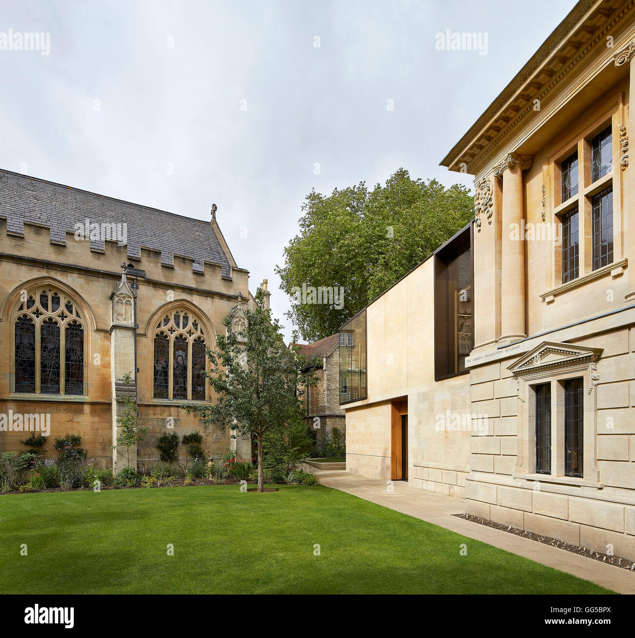 Juxtaposition de chapelle du collège et d'une nouvelle extension. Le jardin des capacités au Lincoln College, Oxford, Royaume-Uni. Architecte : Stanton Williams, 2015. Banque D'Images