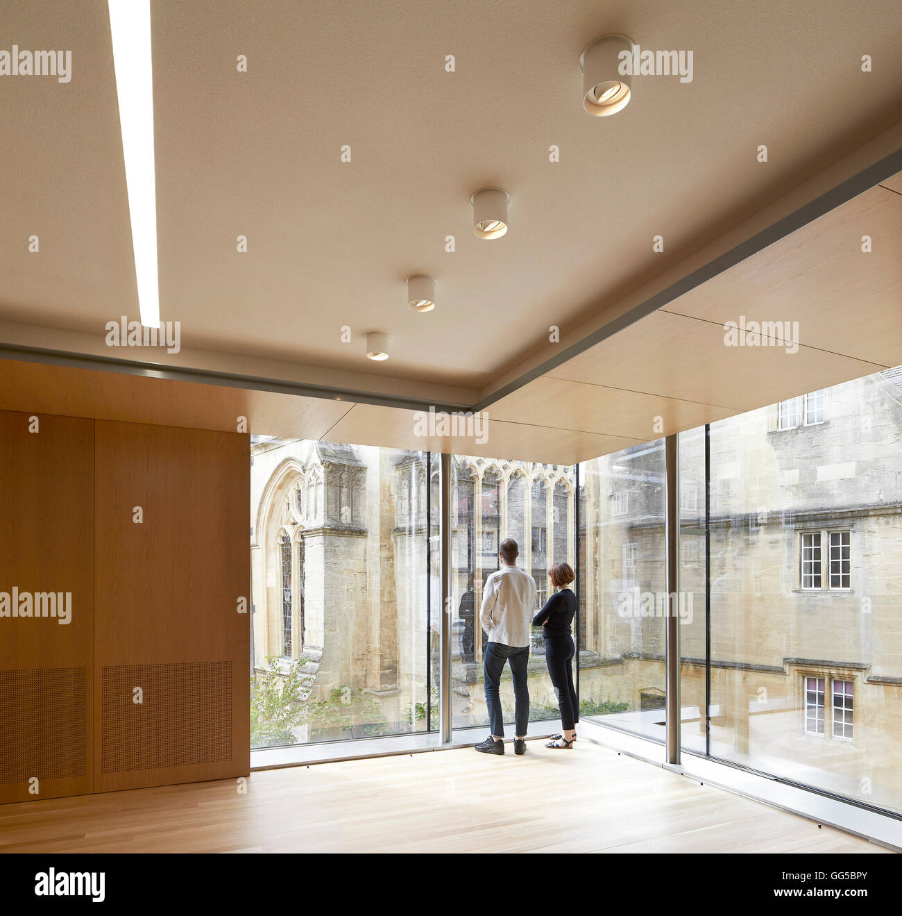 Rincer le vitrage dans le coin salle de séminaire. Le jardin des capacités au Lincoln College, Oxford, Royaume-Uni. Architecte : Stanton Williams, 2015. Banque D'Images
