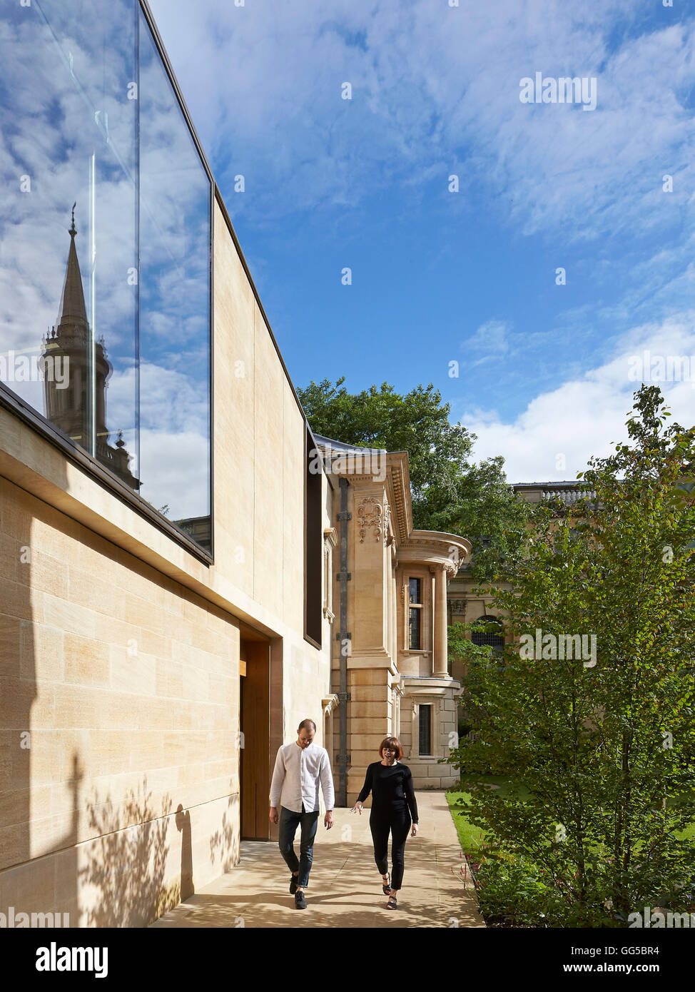 Façade en pierre extérieur le long de la perspective et de vitrage. Le jardin des capacités au Lincoln College, Oxford, Royaume-Uni. Architecte : Stanton Williams, 2015. Banque D'Images