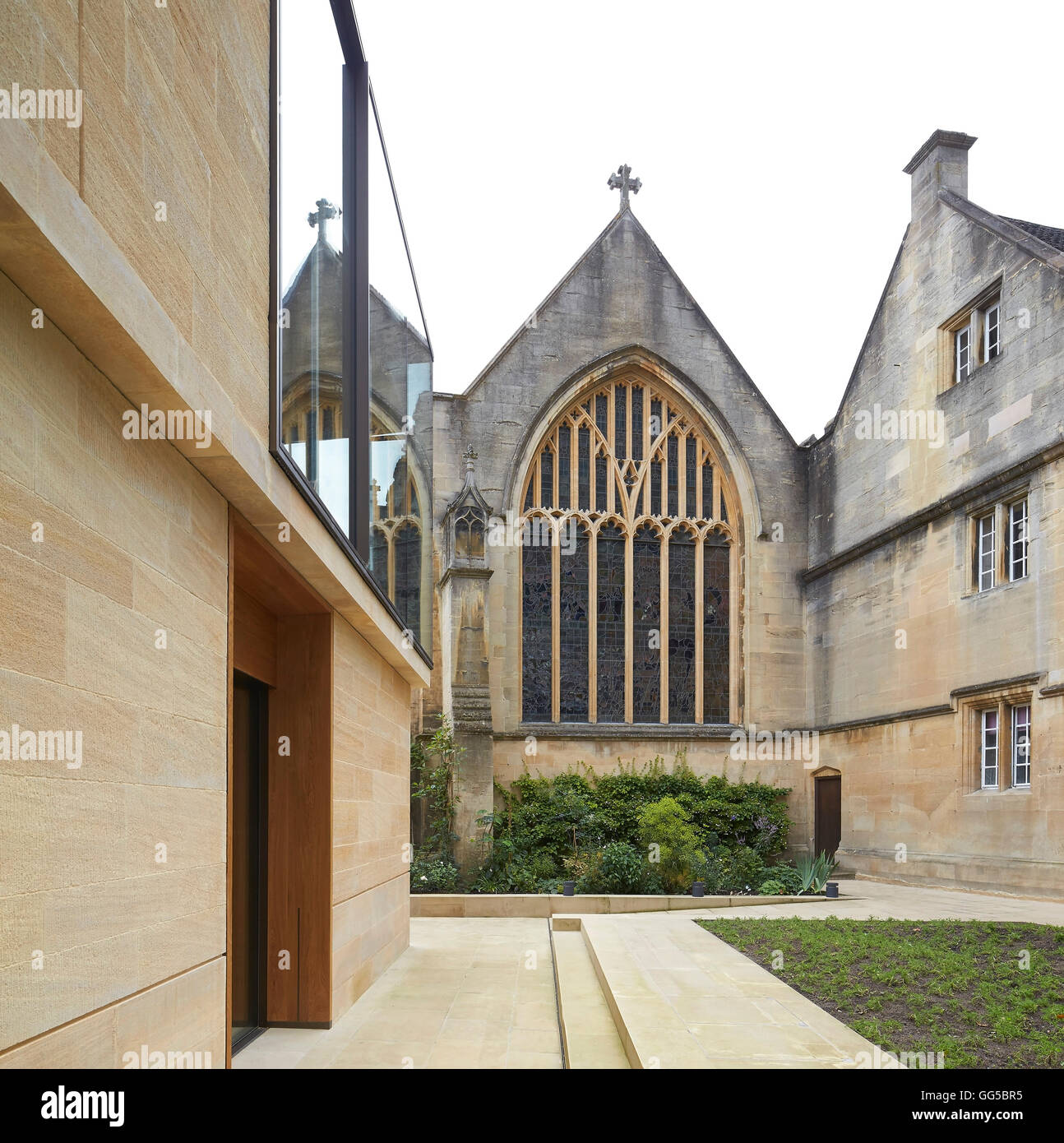 Façade moderne en juxtaposant à la fenêtre de la chapelle. Le jardin des capacités au Lincoln College, Oxford, Royaume-Uni. Architecte : Stanton Williams, 2015. Banque D'Images