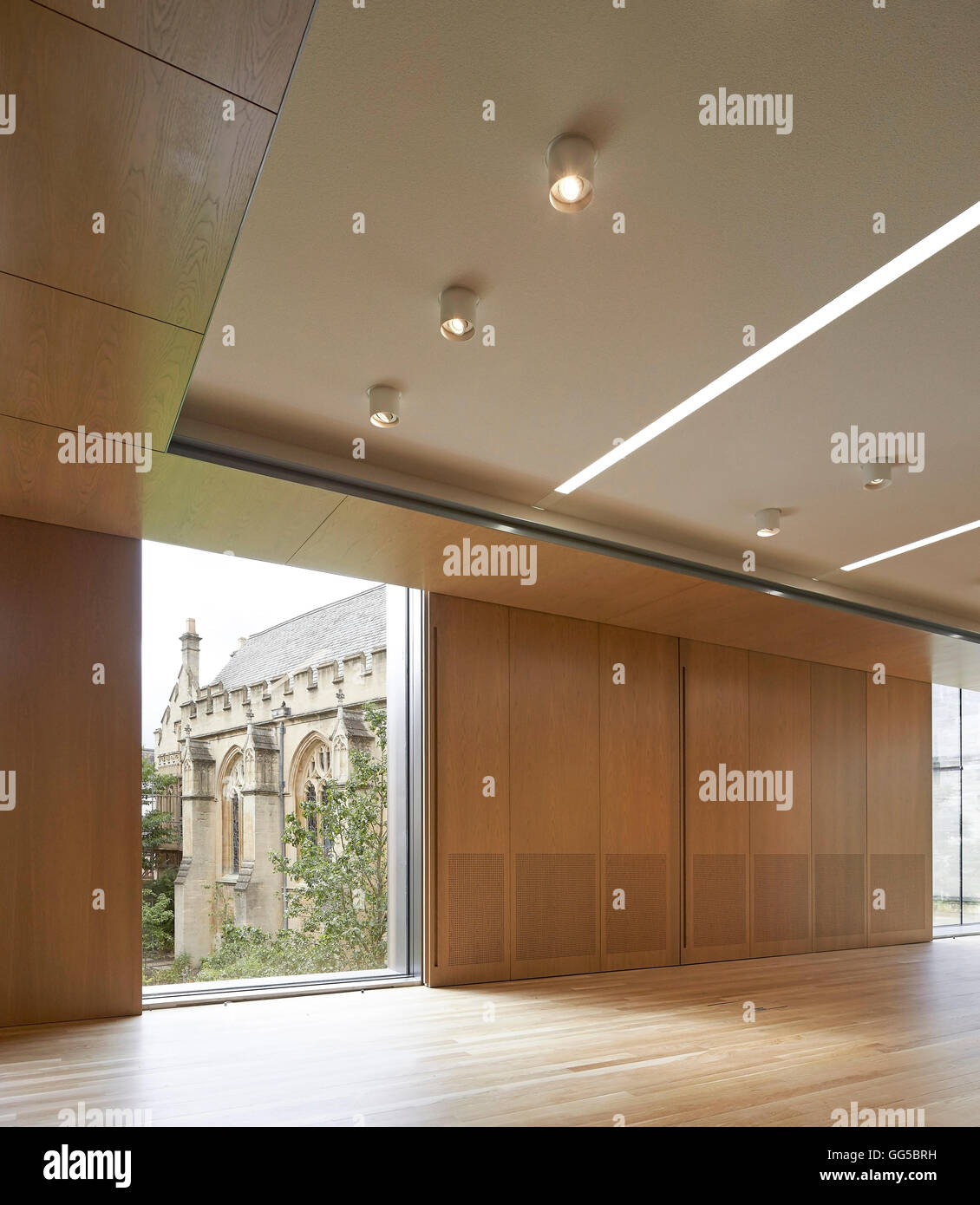 À l'étage salle de réunion avec fenestration pleine hauteur. Le jardin des capacités au Lincoln College, Oxford, Royaume-Uni. Architecte : Stanton Williams, 2015. Banque D'Images