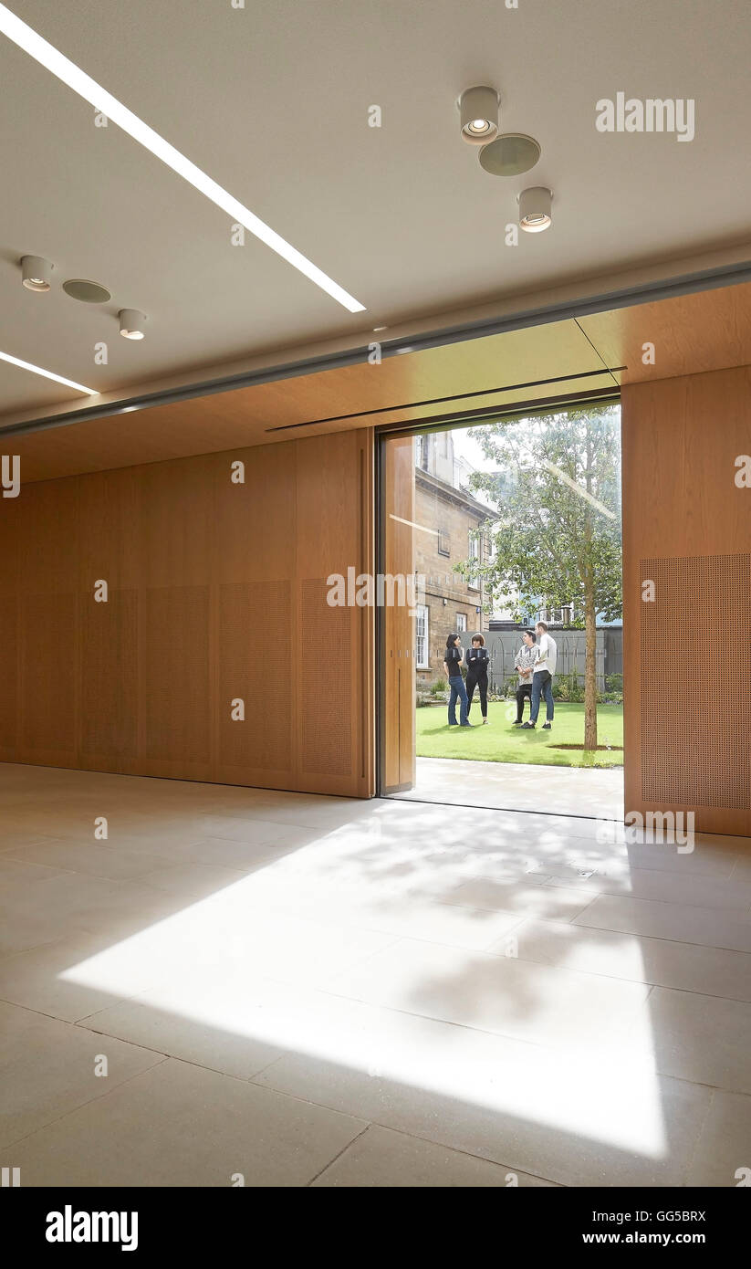 Fenestration pleine hauteur en rez-de-chaussée salle de séminaire. Le jardin des capacités au Lincoln College, Oxford, Royaume-Uni. Architecte : Stanton Williams, 2015. Banque D'Images