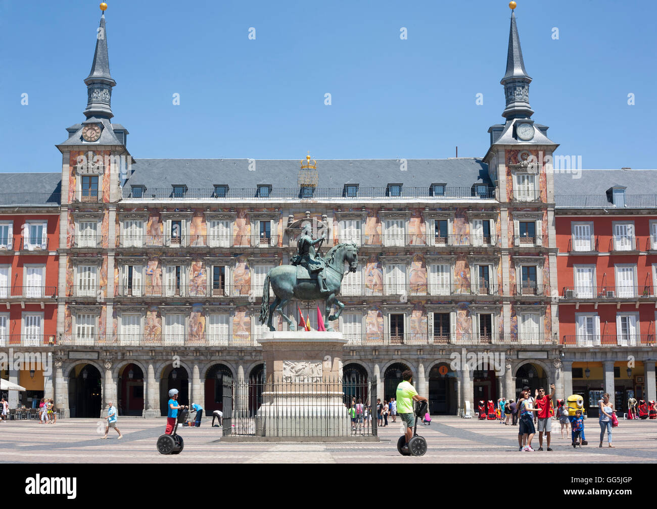 Madrid, Espagne - 11 juillet, 2016 Famille : tourisme segways visiter la Plaza Mayor Banque D'Images