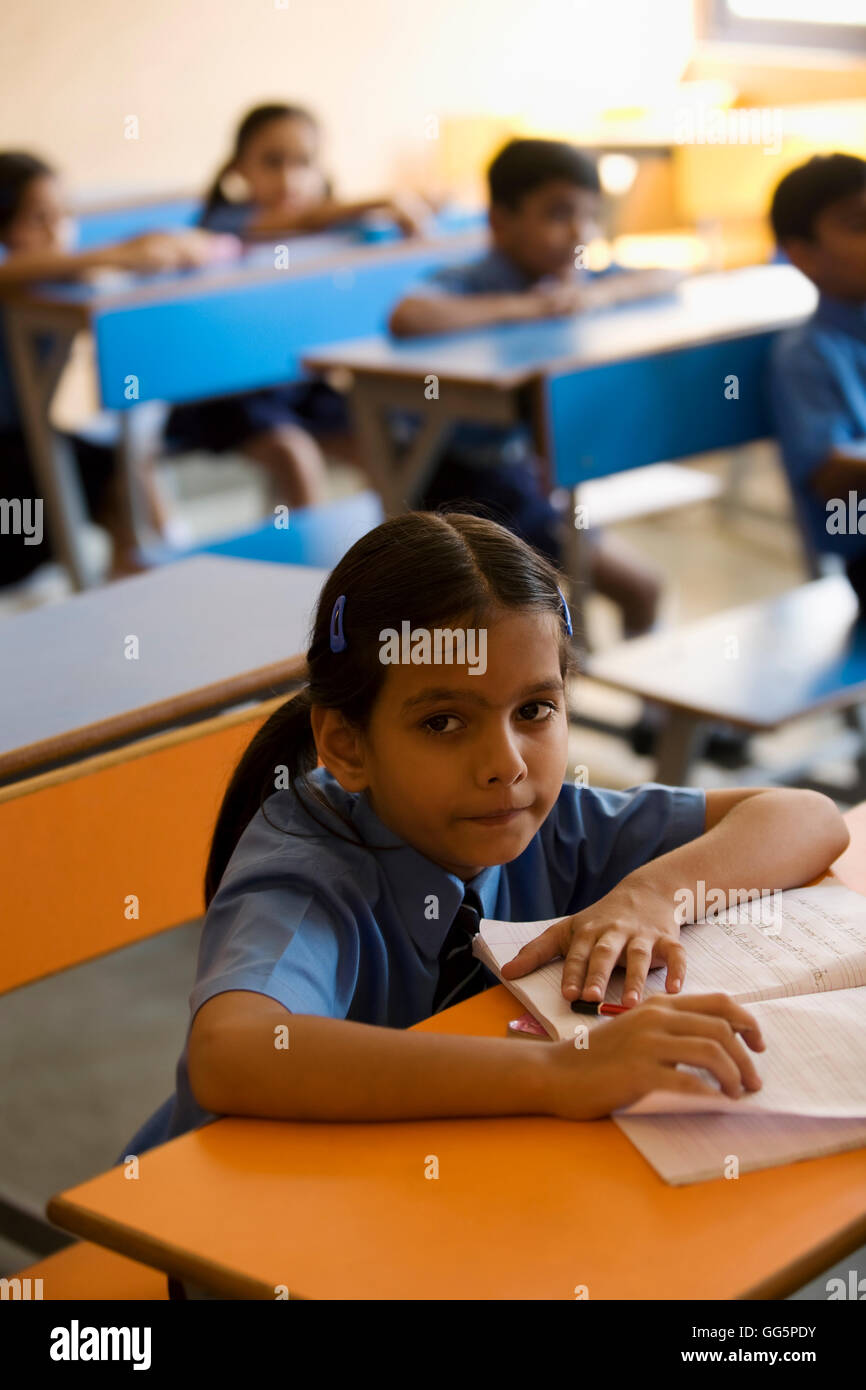 Fille de l'école à son bureau Banque D'Images