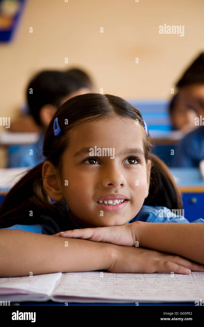 Fille de l'école à son bureau Banque D'Images