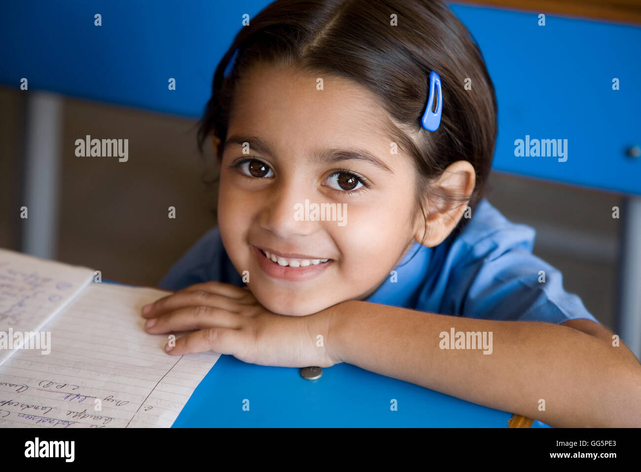 Fille de l'école à son bureau Banque D'Images