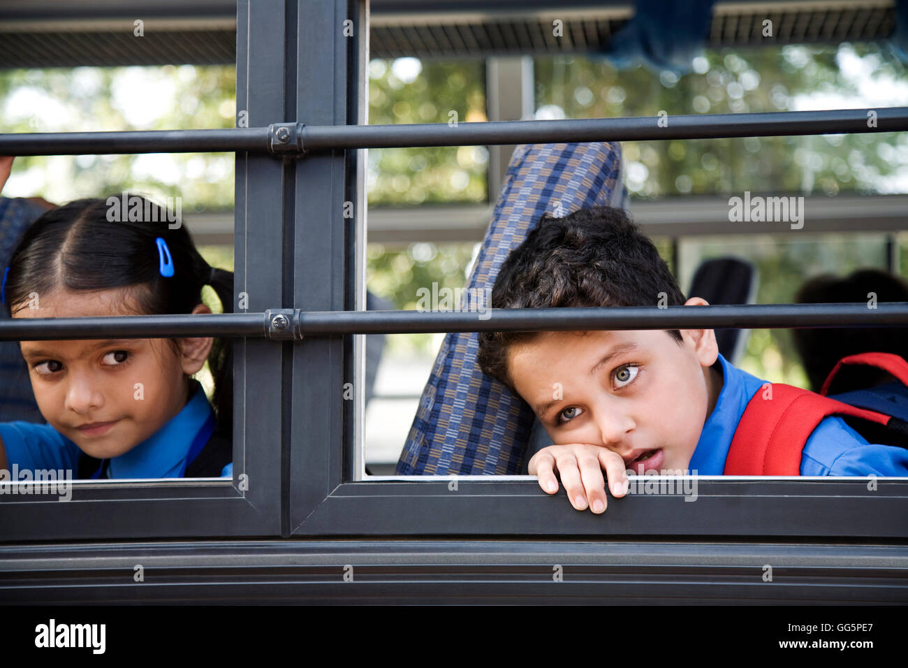 L'école des enfants assis dans un autobus scolaire Banque D'Images