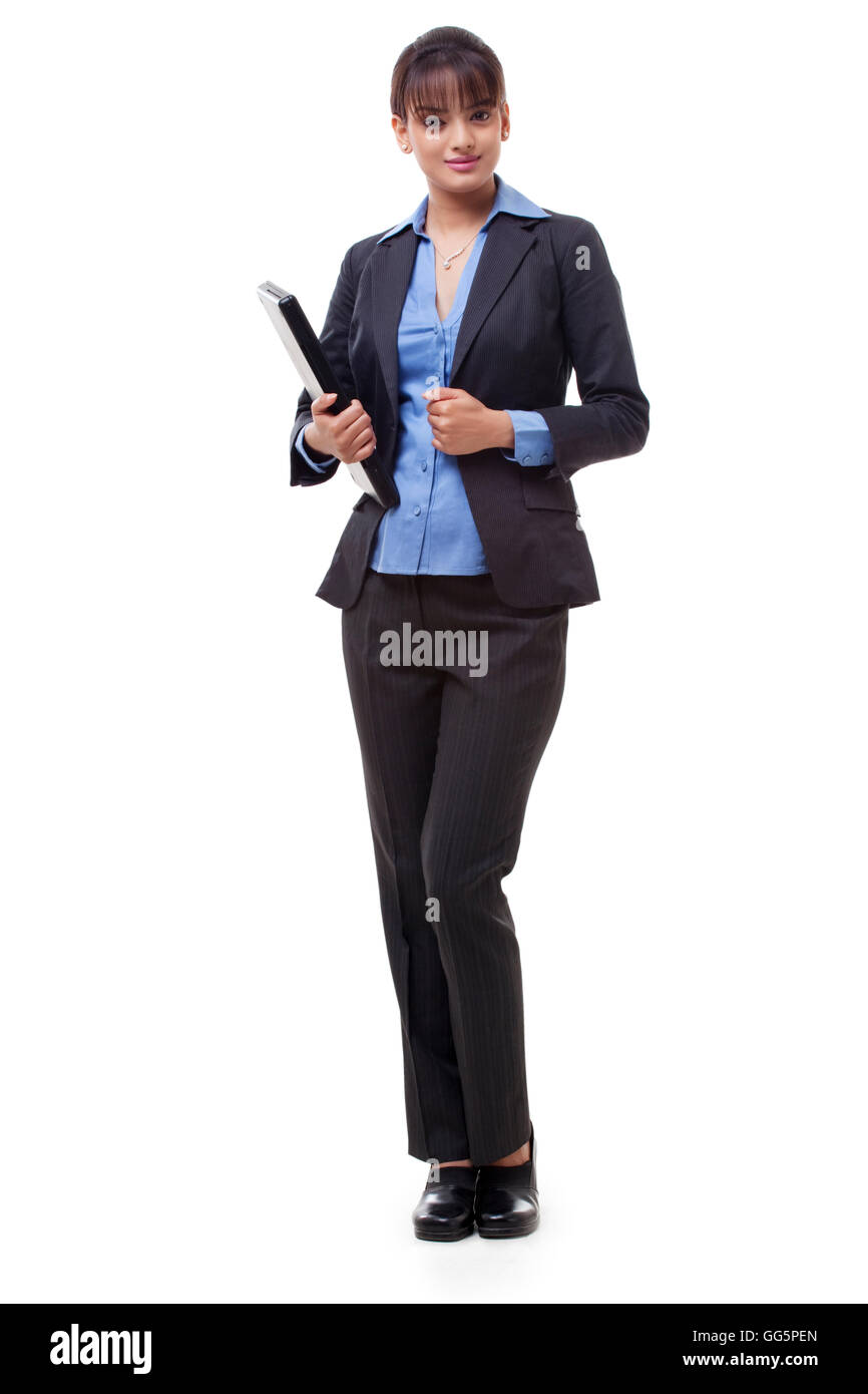 Toute la longueur de happy young businesswoman holding laptop over white background Banque D'Images