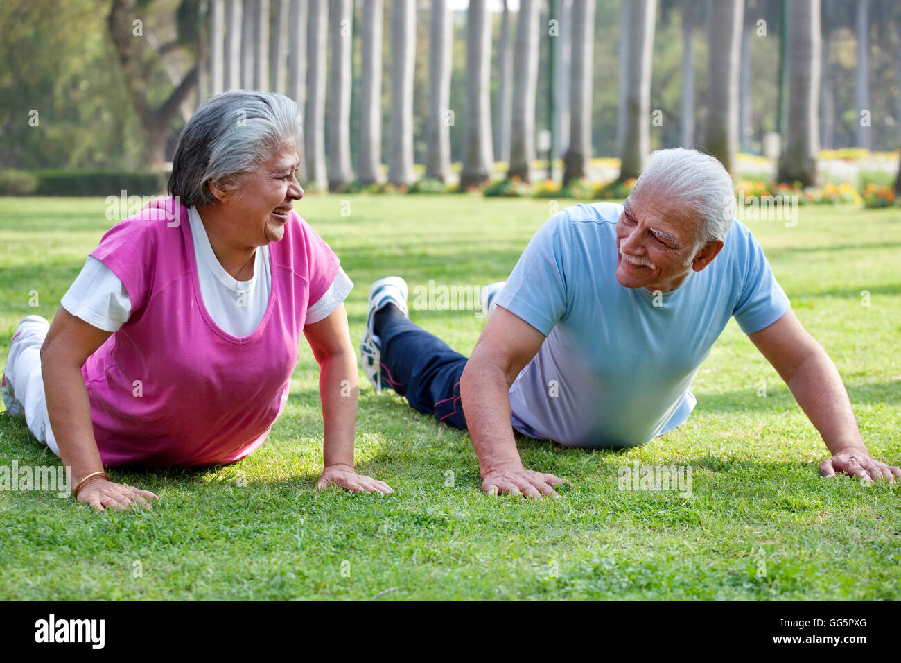 Couple de personnes âgées actives exerçant dans la région de park Banque D'Images