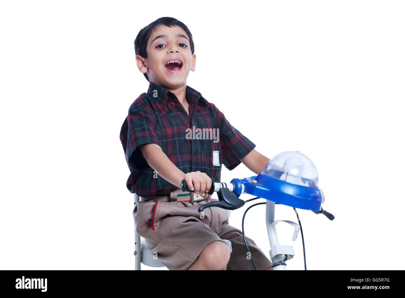 Enfant de l'école circonscription vélo contre fond blanc Banque D'Images