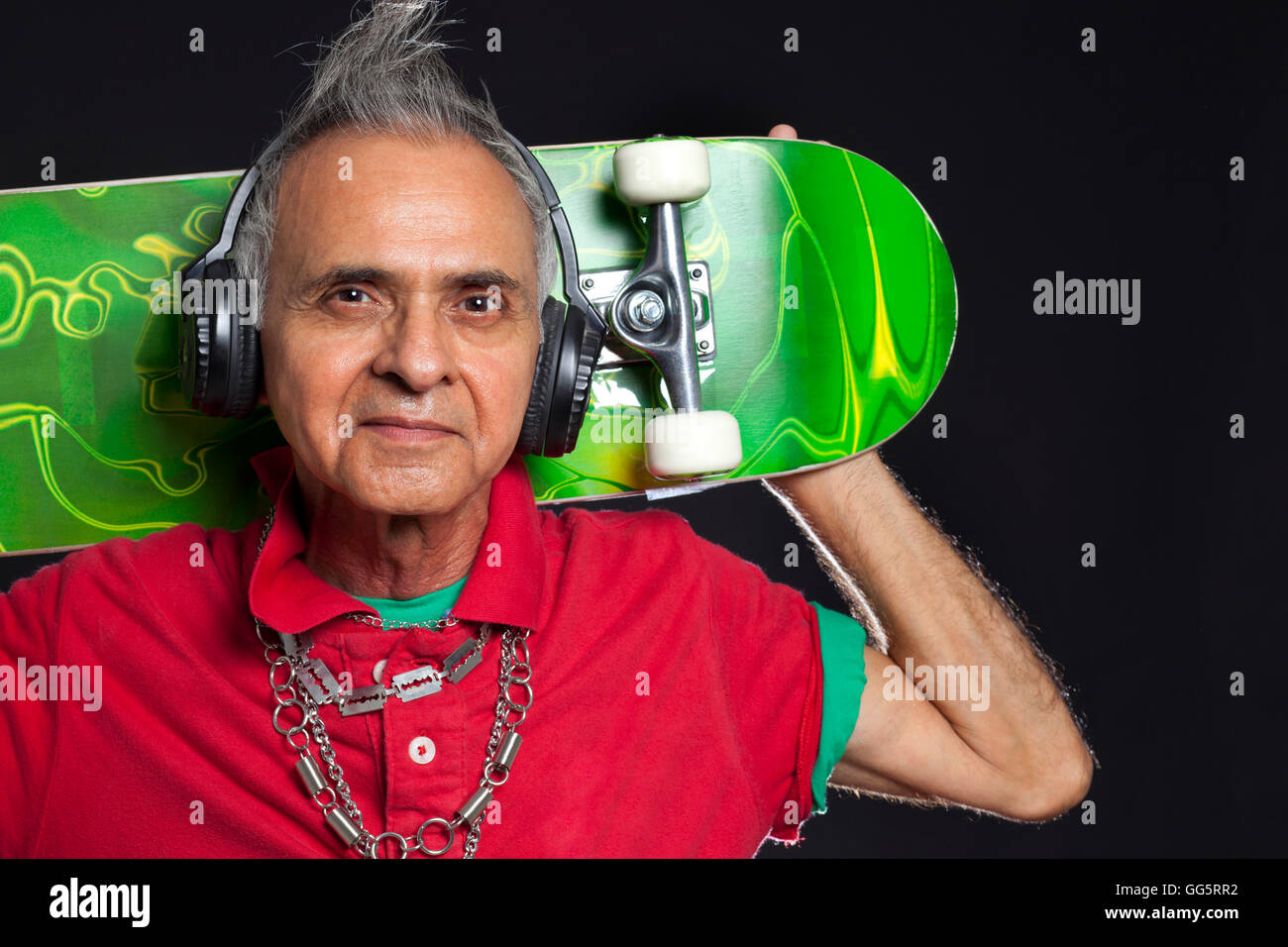 Close-up portrait of old man with skateboard Banque D'Images