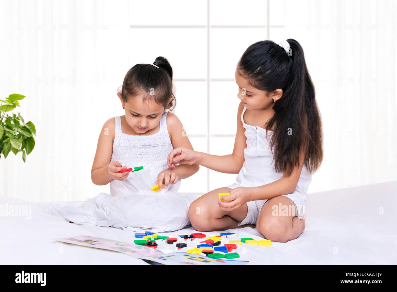 Enfants jouant à la maison jeu de puzzle Banque D'Images
