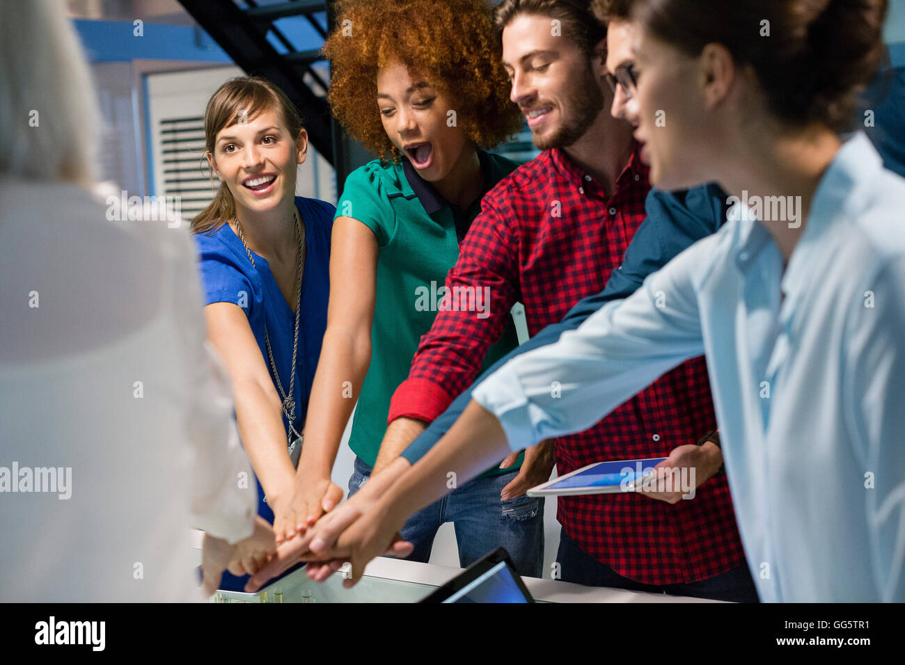 Heureux les gens d'affaires réunion dans les mains d'empilage Banque D'Images