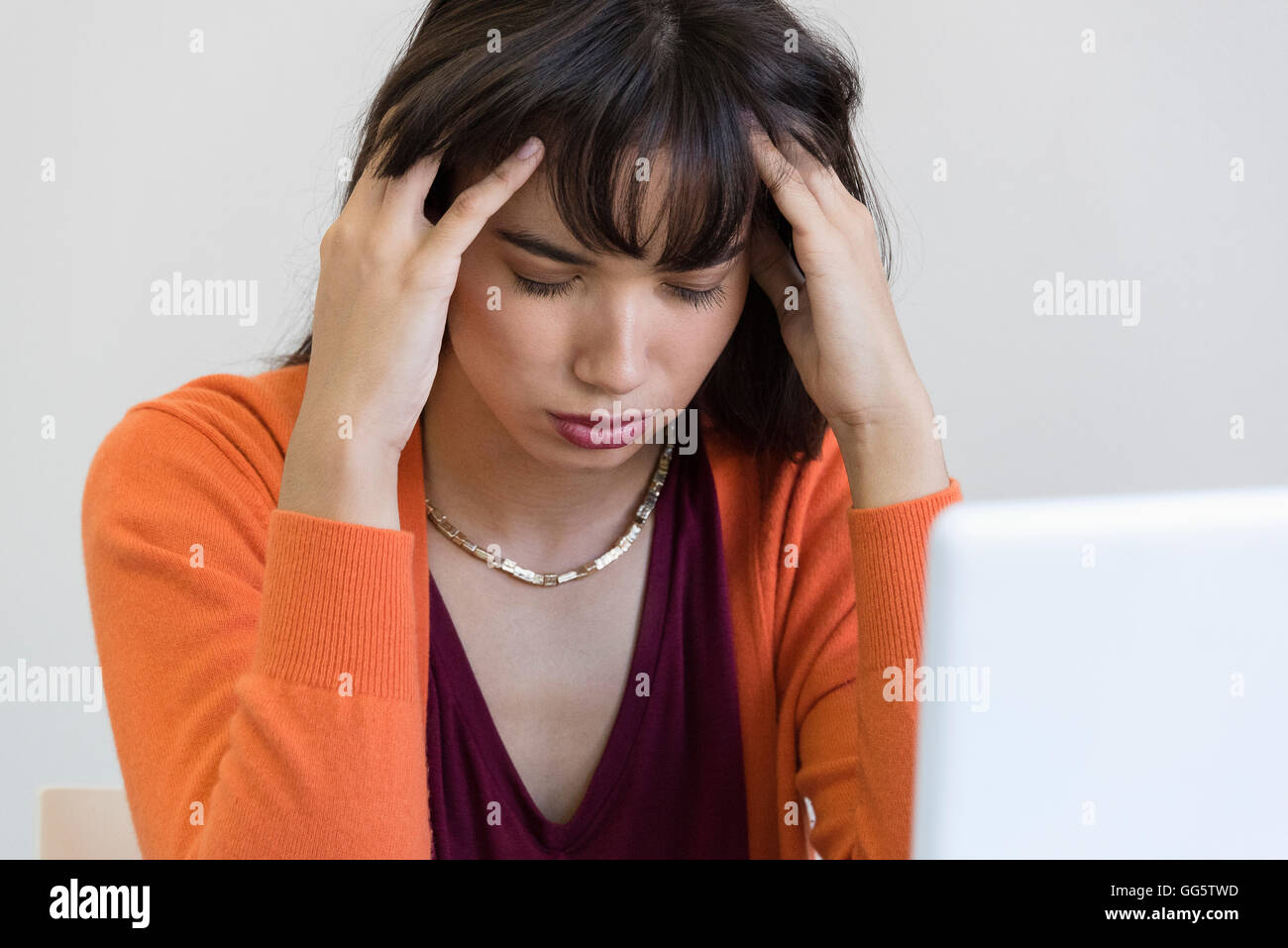 Portrait d'une jeune femme souffrant d'un mal de tête Banque D'Images