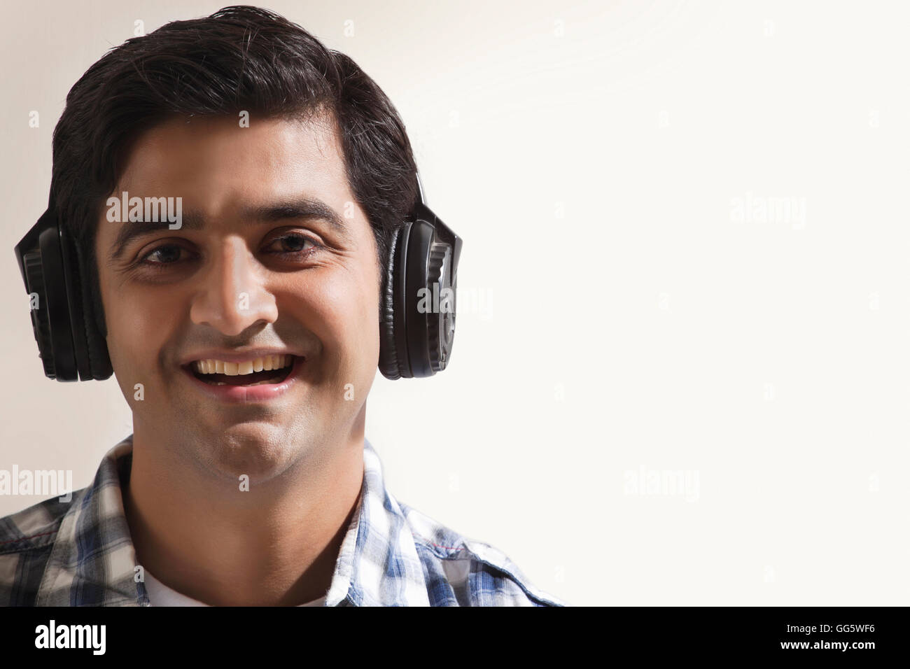 Close-up of handsome young guy listening music Banque D'Images