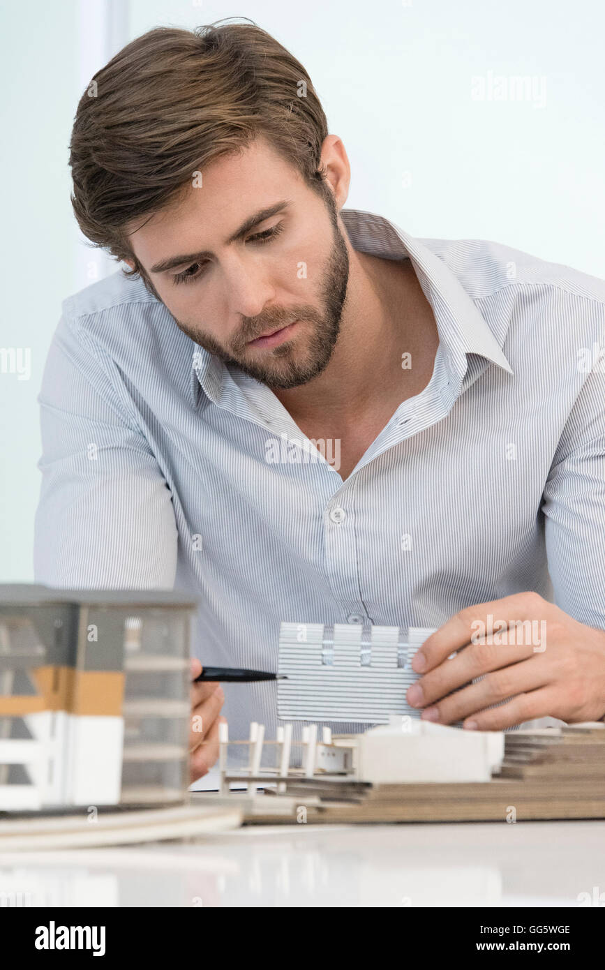 L'analyse de l'entrepreneur à l'office de modèle de maison Banque D'Images