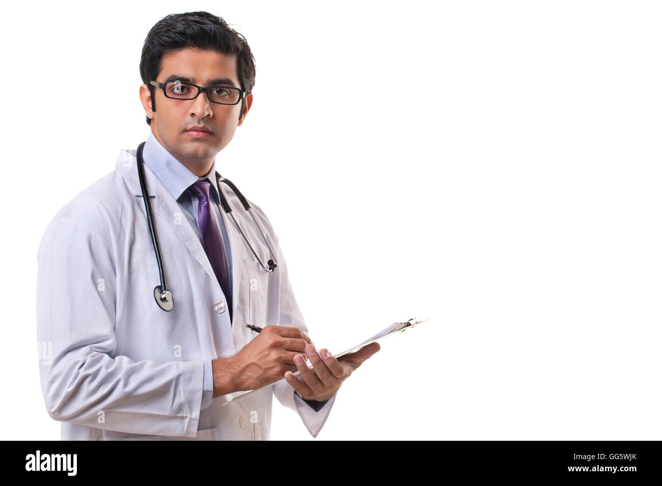 Portrait of handsome doctor writing on clipboard Banque D'Images