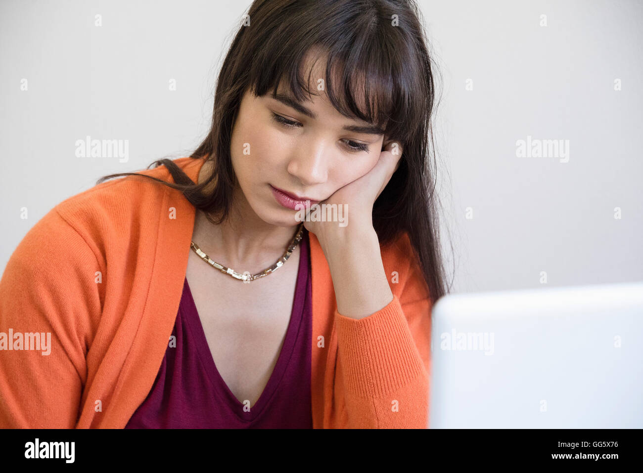 Close-up of a young woman triste dans un bureau Banque D'Images