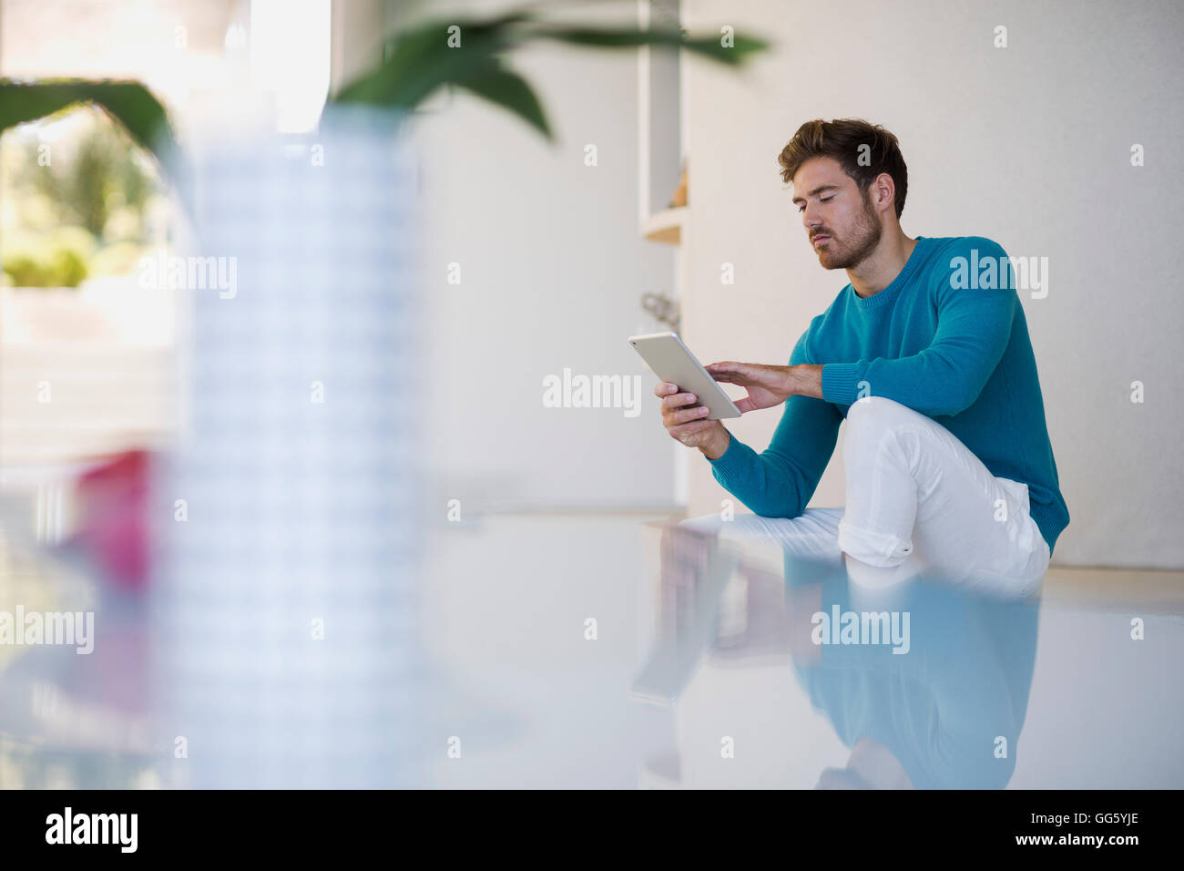 Jeune homme à l'aide d'une tablette numérique Banque D'Images