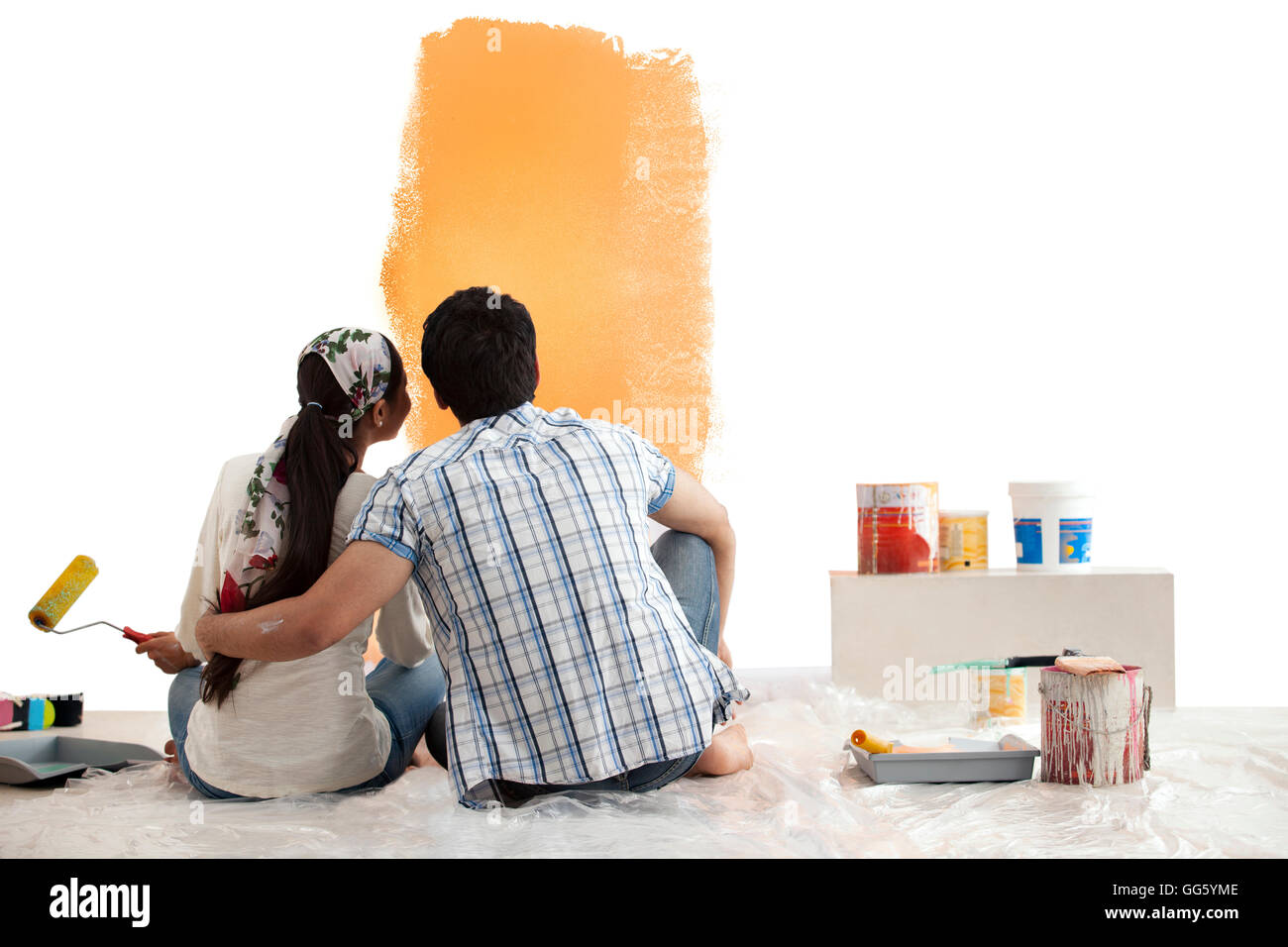 Jeune couple aimant à l'échantillon à l'ensemble de la peinture sur mur Banque D'Images
