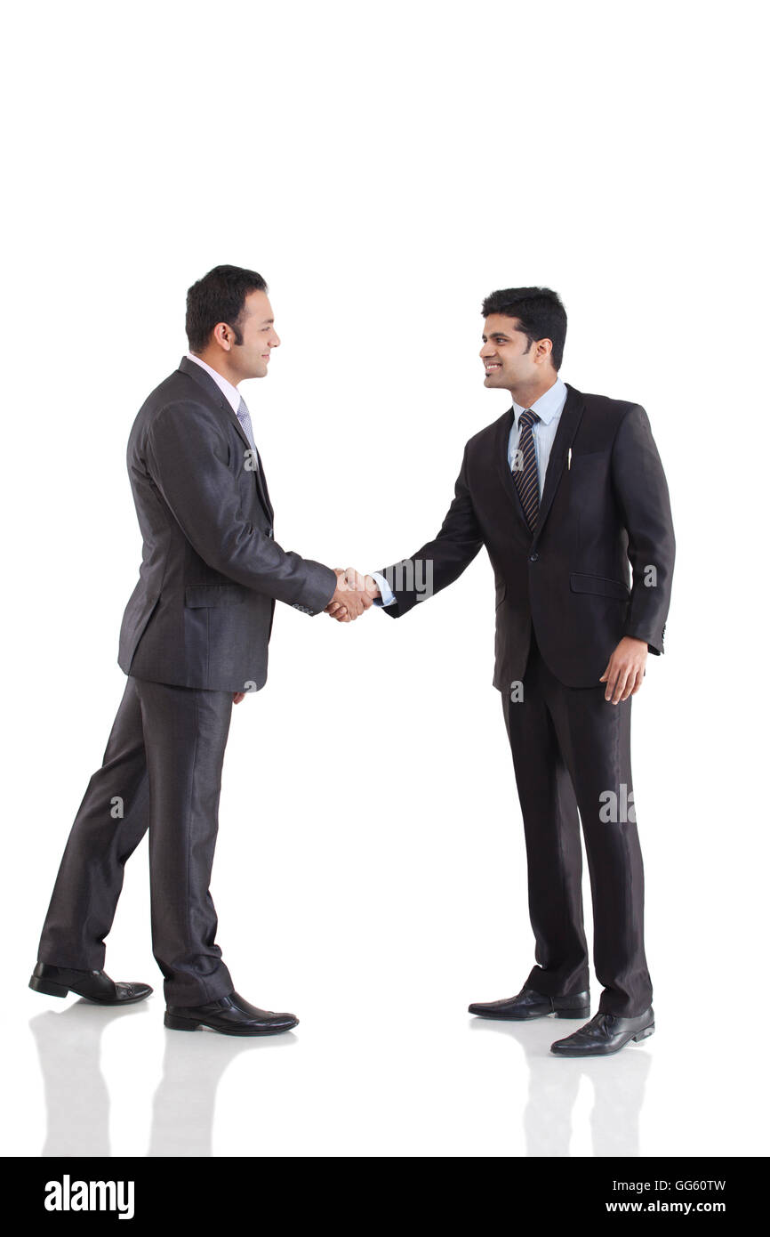 Portrait de deux businessmen shaking hands Banque D'Images