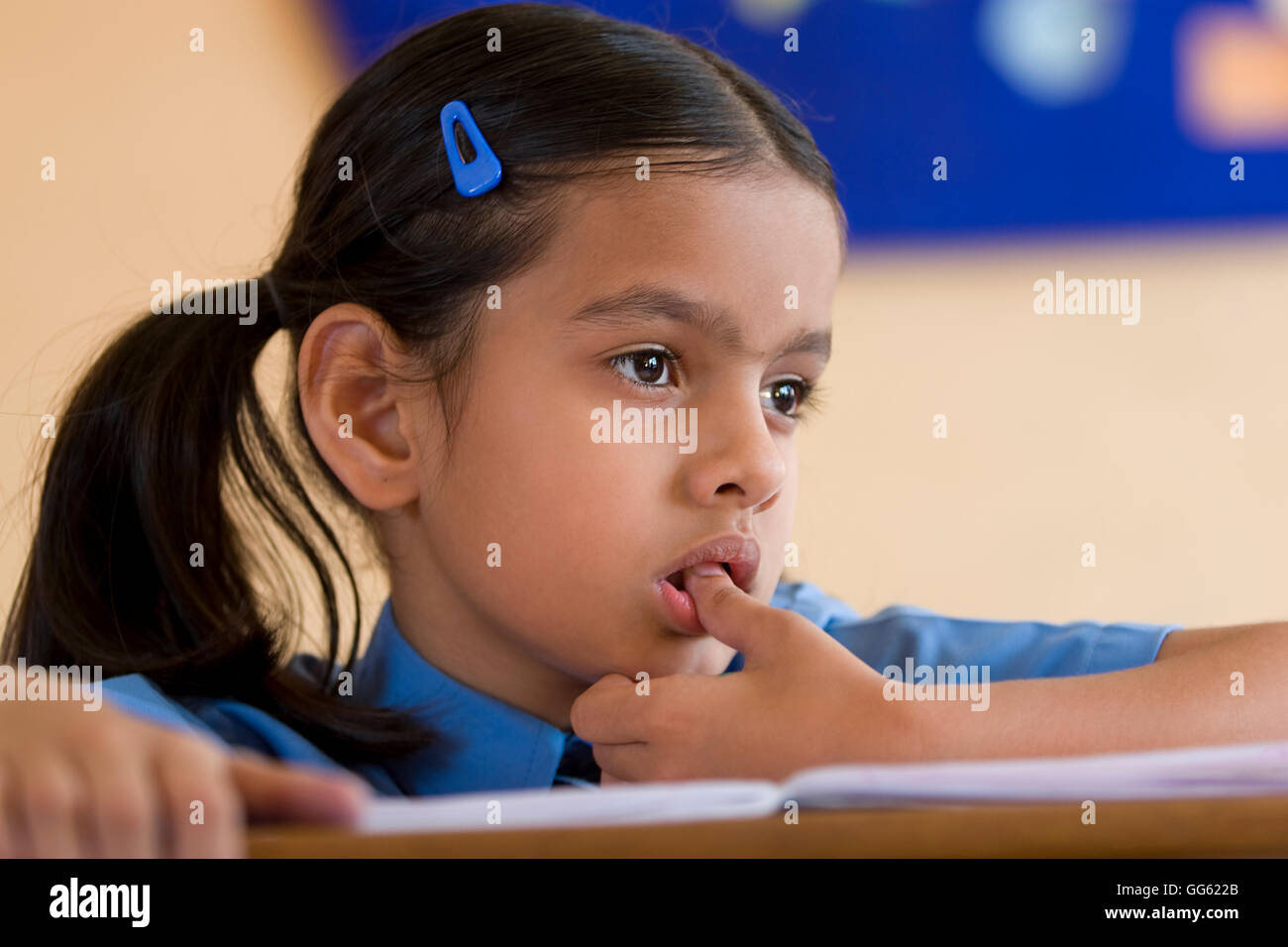 Fille de l'école à son bureau Banque D'Images