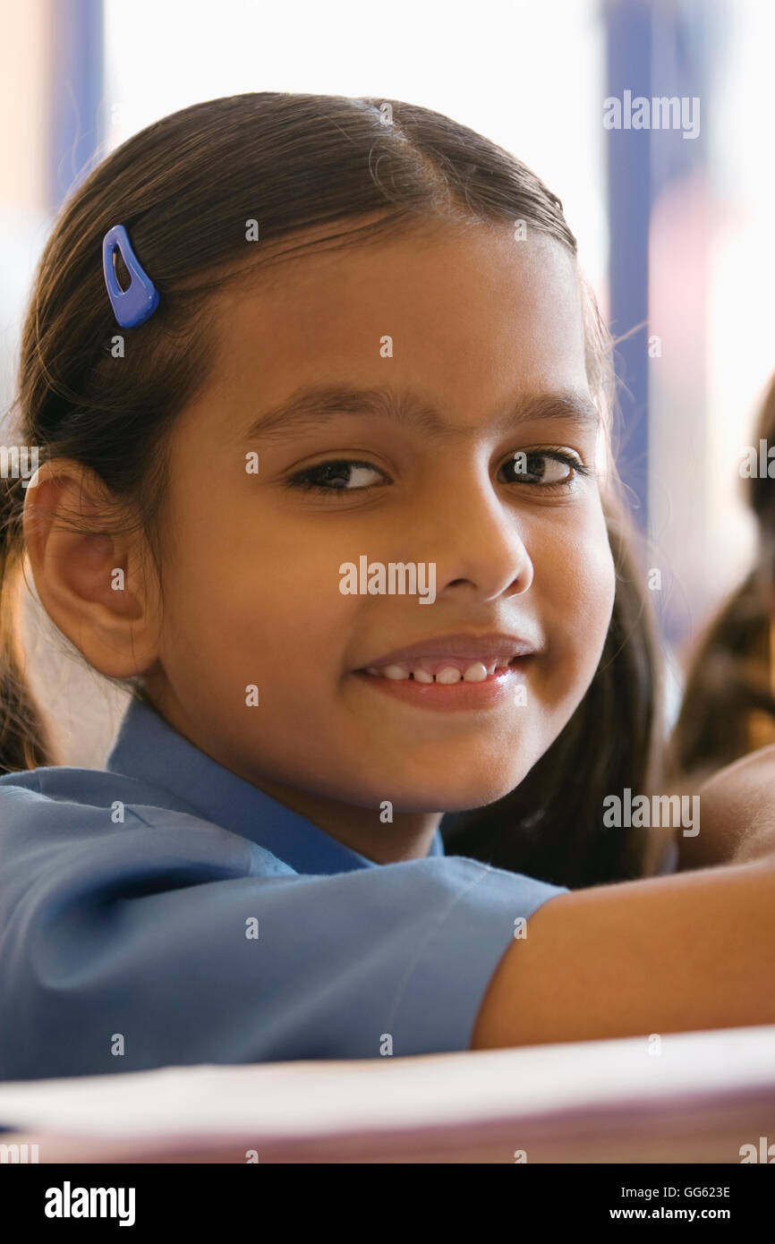 Fille de l'école à son bureau Banque D'Images