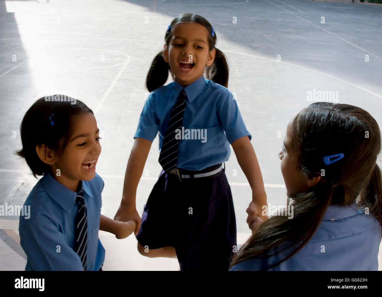 L'école de jeunes filles, jouant Banque D'Images
