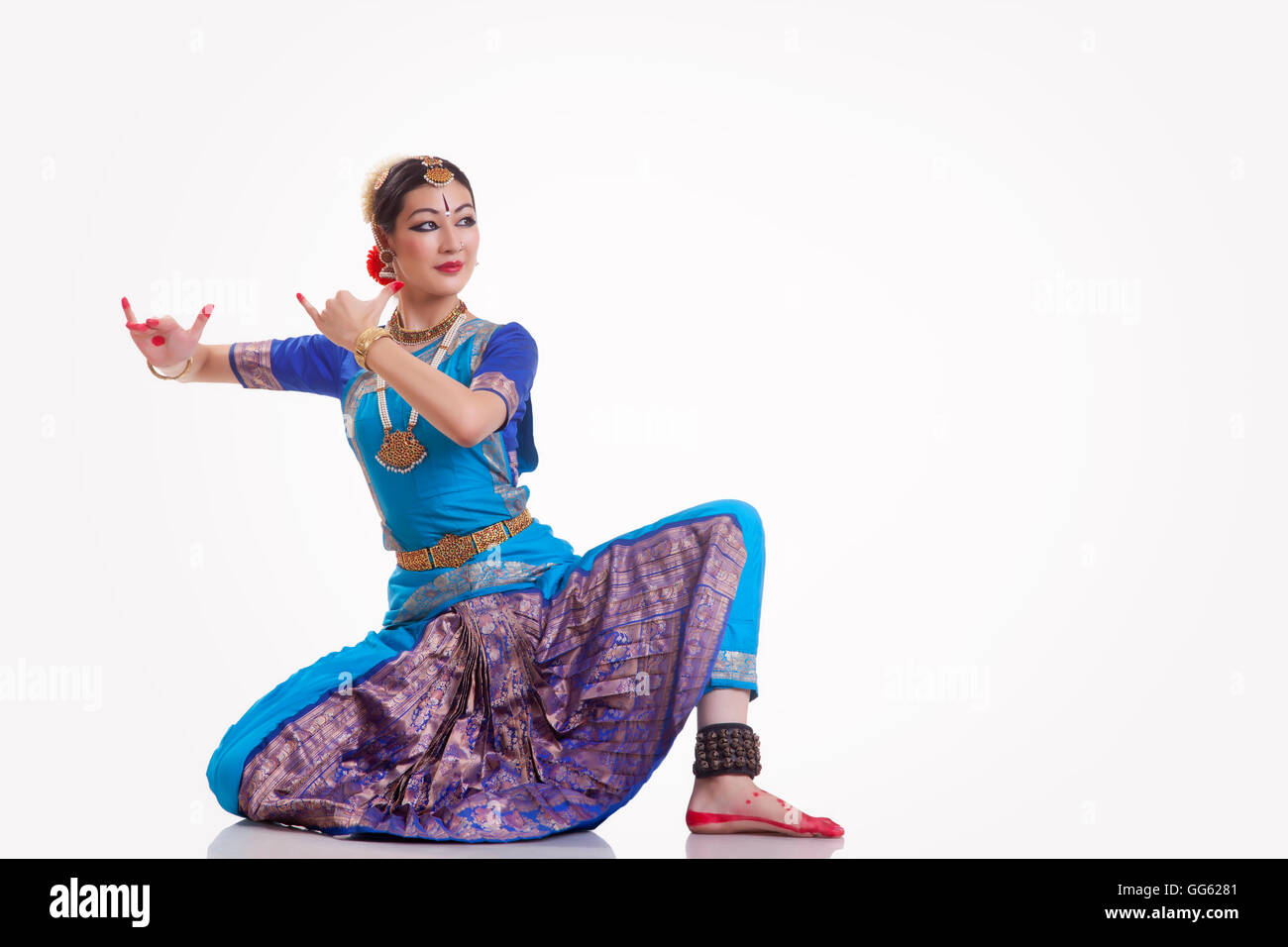 Toute la longueur de danseuse de bharatanatyam against white background Banque D'Images