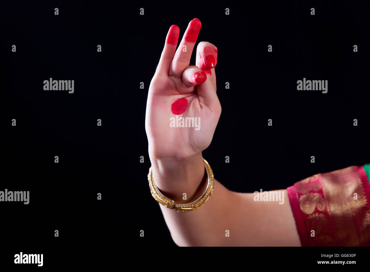 Close-up of a woman's hand faisant geste Bharatanatyam sur fond noir Banque D'Images