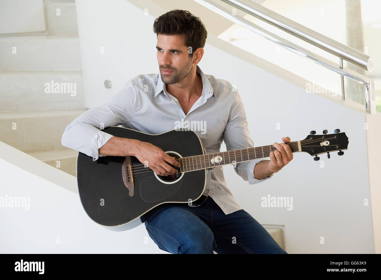 L'homme jouant de la guitare Banque D'Images