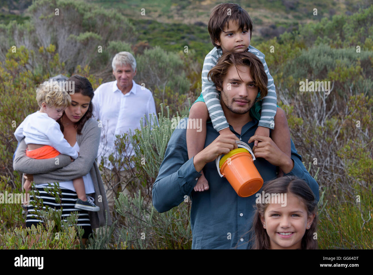 Professionnels multi-generation family walking on landscape Banque D'Images
