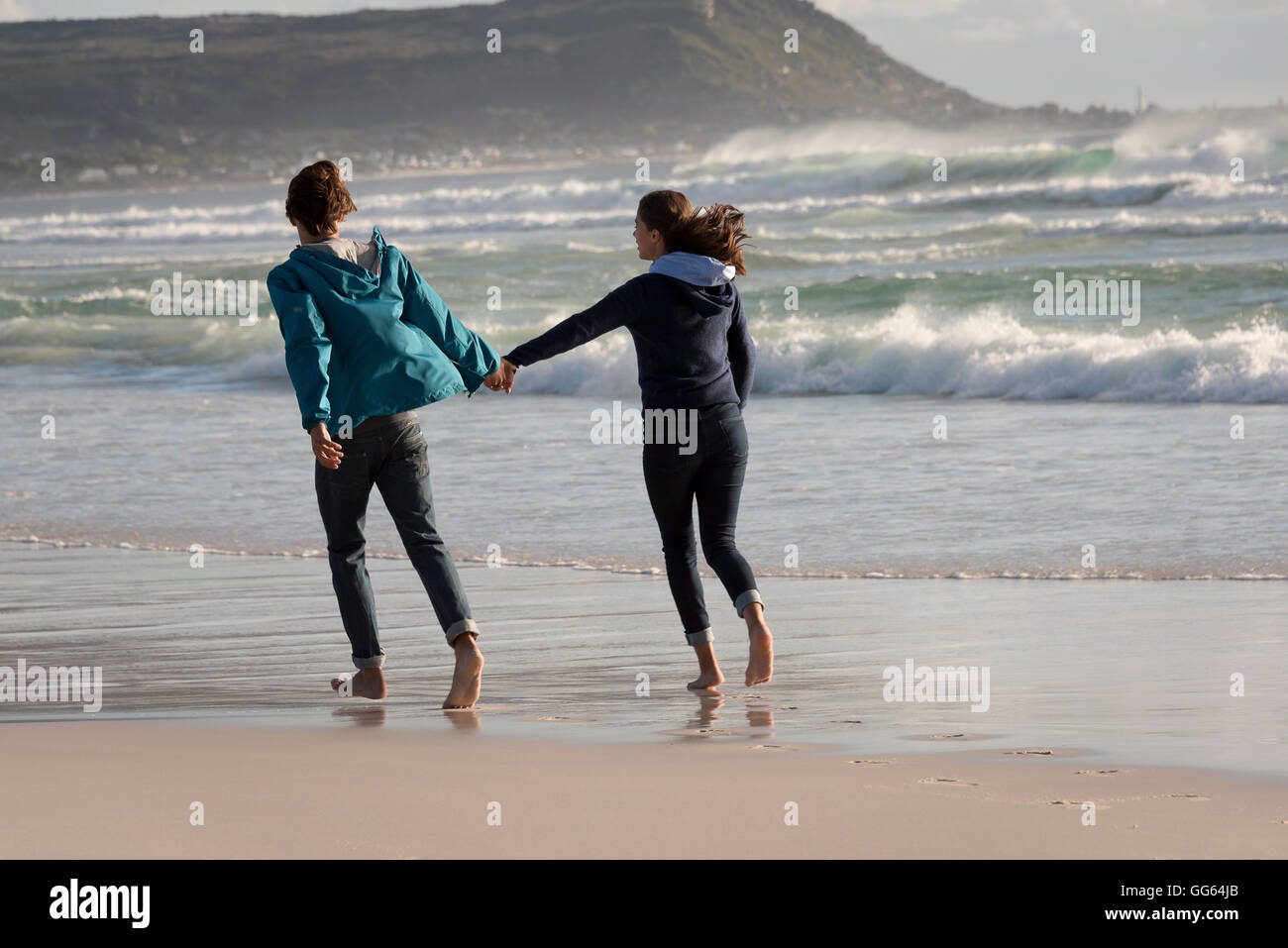 Happy young couple running on beach Banque D'Images