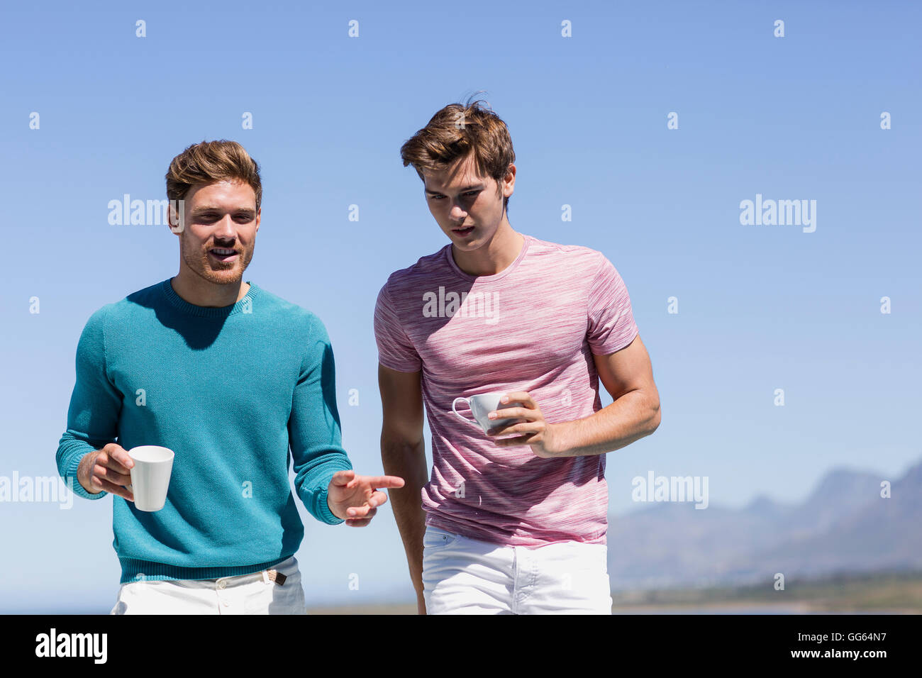 Close-up of two young friends drinking coffee Banque D'Images