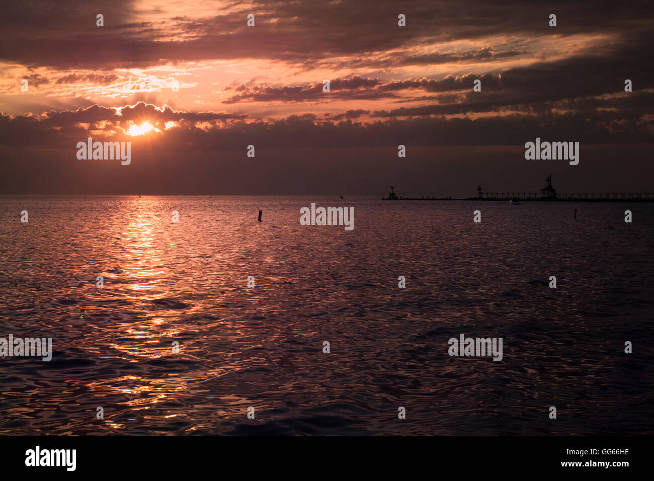 Plage de Sunset Lake Michigan Pier Violet Orange vagues du soir Banque D'Images