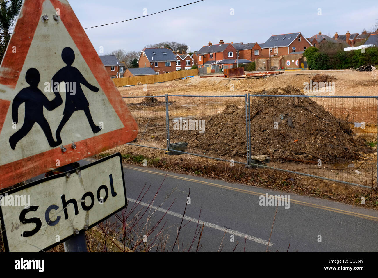 Old School Road Sign endommagé attention, à côté de démoli l'école primaire, l'île de Wight Grondin UK Banque D'Images