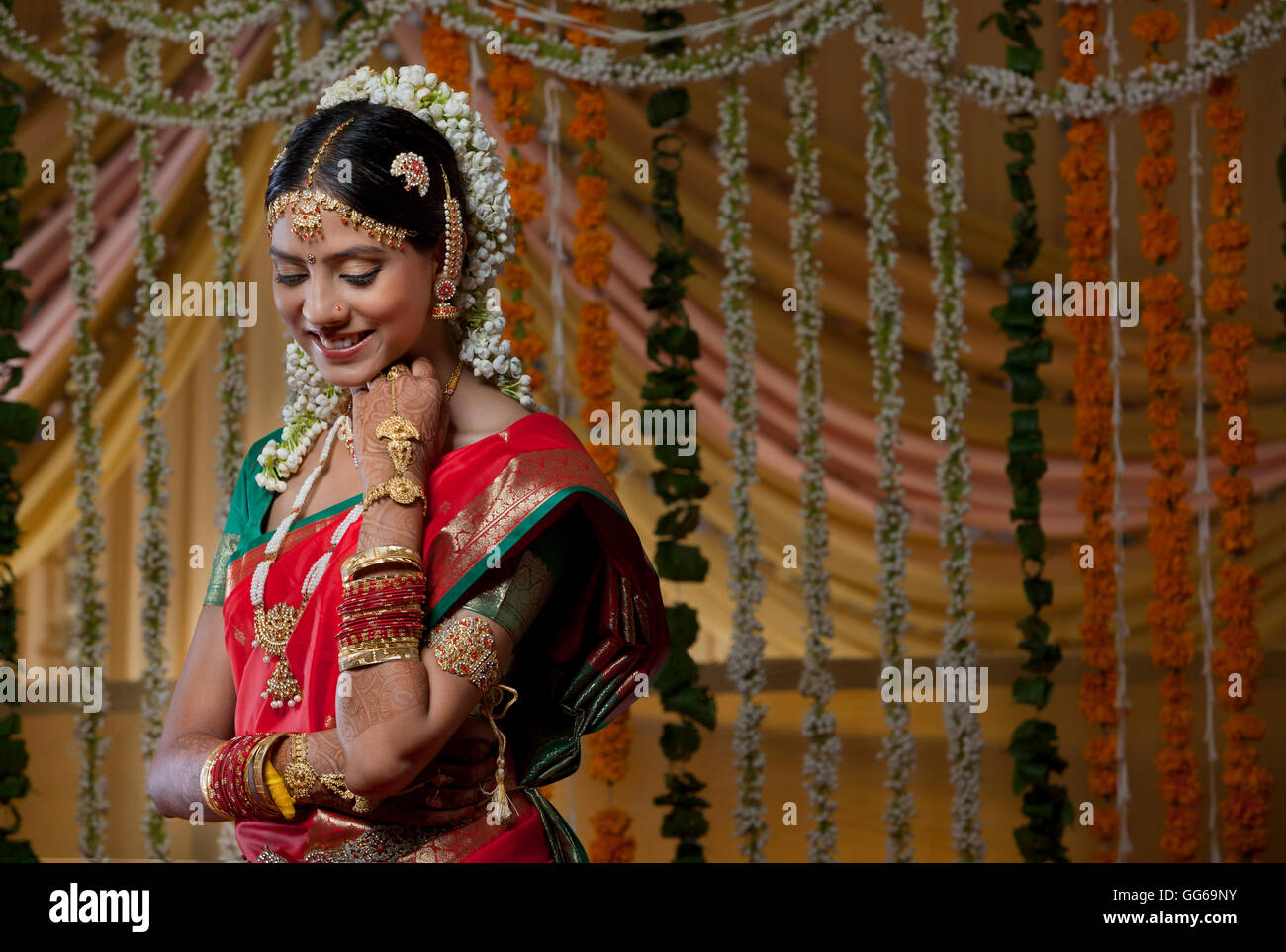 Mariée indienne timide à la recherche vers le bas et souriant Banque D'Images