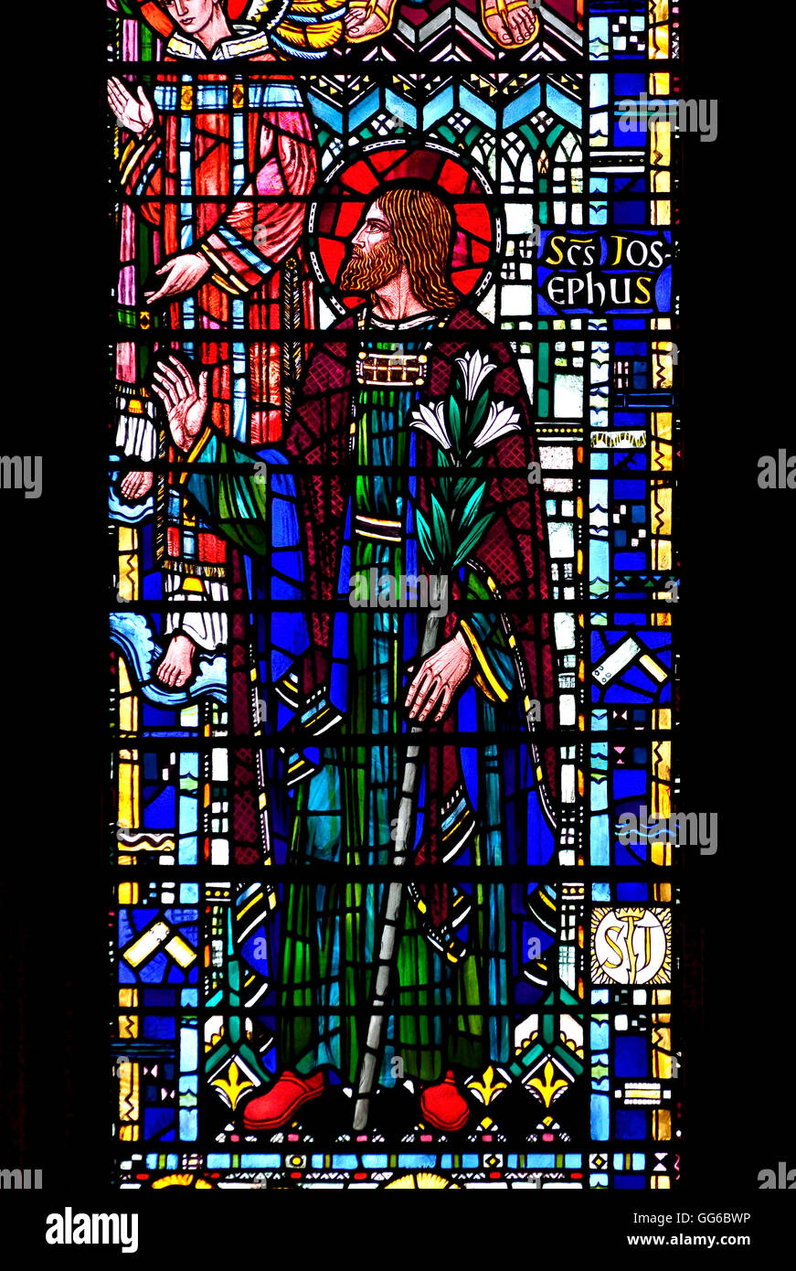 Londres, Angleterre, Royaume-Uni. St Etheldreda's Chuch à Ely Place, ancienne chapelle des évêques d'Ely. Vitrail : Fenêtre de l'Est Banque D'Images