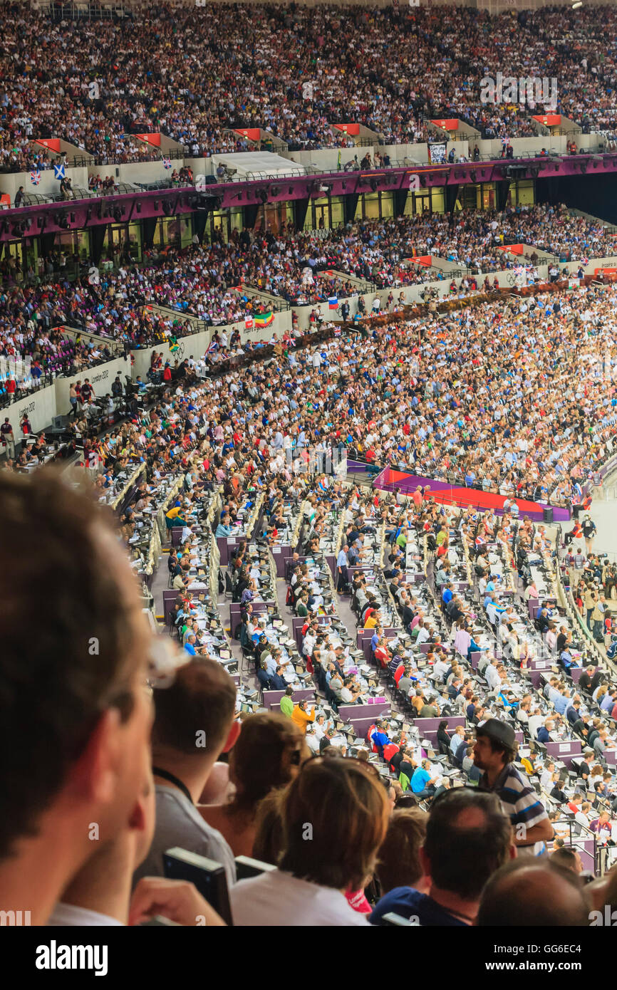 Les spectateurs dans un stade olympique, y compris l'espace média, Londres 2012, Jeux Olympiques d'été, Londres, Angleterre, Royaume-Uni Banque D'Images