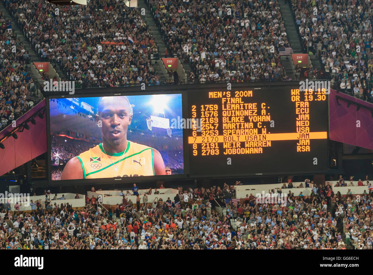 Grand écran stade montre Usain Bolt et des finalistes avant le 200m masculin finale, Londres 2012, Jeux olympiques, Londres, UK Banque D'Images