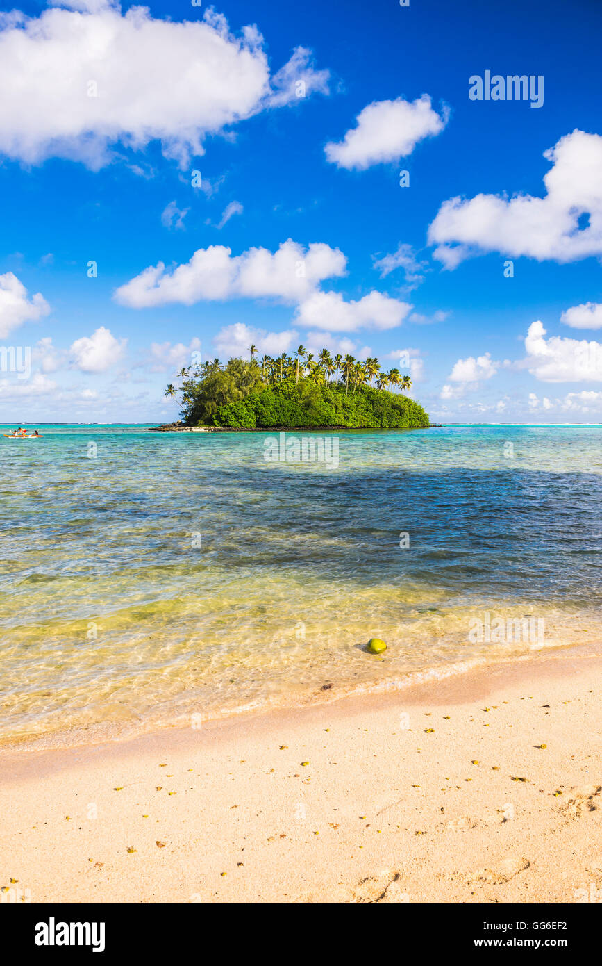 Île tropicale de Motu Taakoka couvert de palmiers à Muri Lagoon, Rarotonga, îles Cook, du Pacifique Sud, du Pacifique Banque D'Images