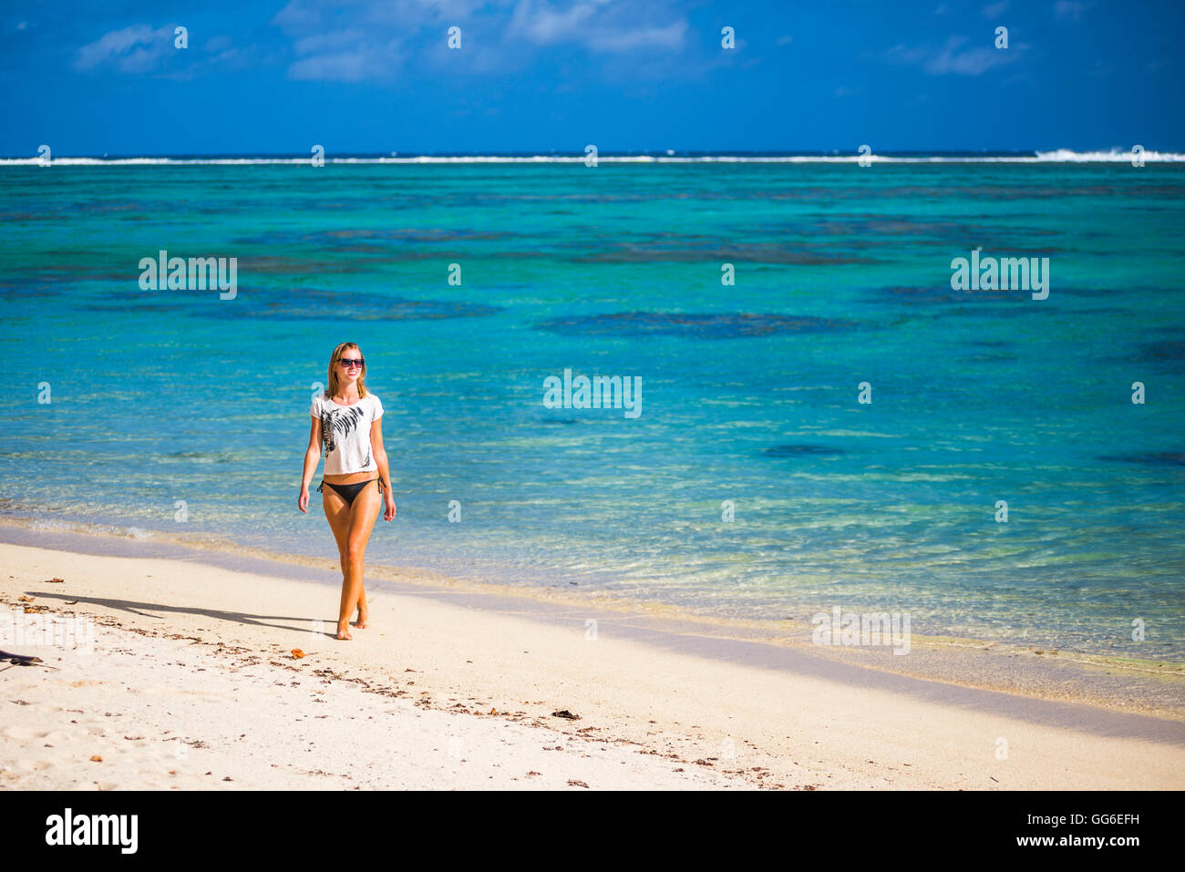 Femme marchant le long d'une plage tropicale, l'île de Rarotonga, îles Cook, du Pacifique Sud, du Pacifique Banque D'Images