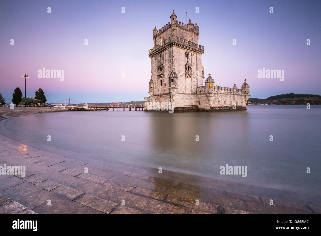 Coloré crépuscule sur la Tour de Belem, UNESCO World Heritage Site, reflétée dans le Tagus River, Belém, Lisbonne, Portugal, Europe Banque D'Images