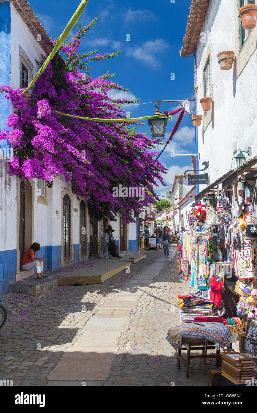 Les touristes et les boutiques dans les ruelles typiques de l'ancien village fortifié d'Obidos, district de Leiria, Portugal Oeste, Europe Banque D'Images