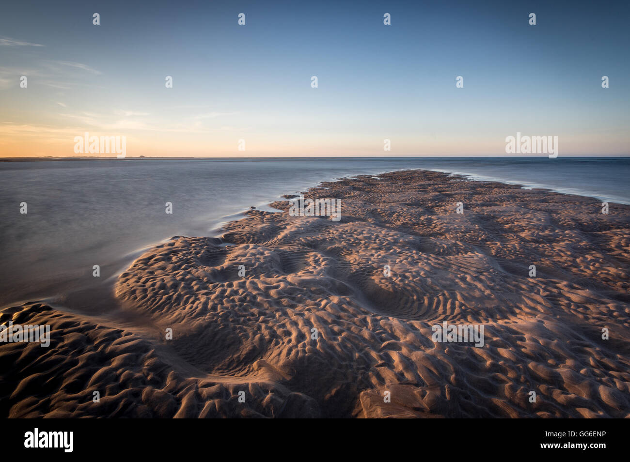 Formations de sable à Budle Bay, Île Sainte avec Château dans la distance, Northumberland, Angleterre, Royaume-Uni, Europe Banque D'Images