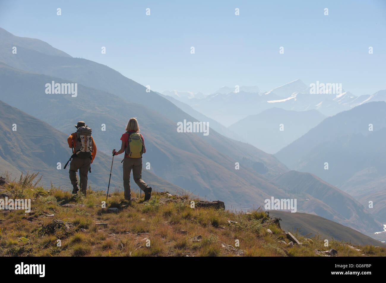 Les randonneurs font leur chemin vers le bas de l'est la vallée de Juphal à Lower Dolpa dans l'ouest du Népal, Himalaya, Népal, Asie Banque D'Images