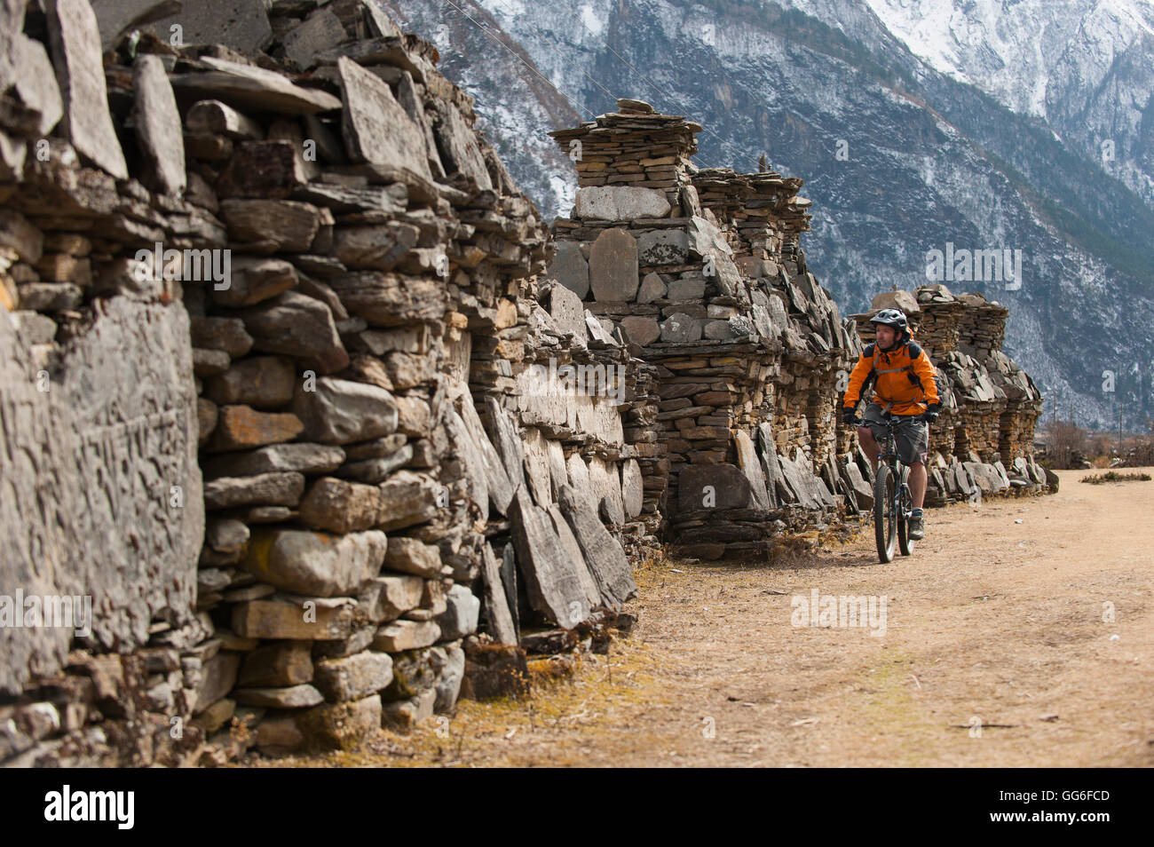Un vélo de montagne depuis une ligne de cycles dans la vallée de la Tsum chortens, Manaslu région, Népal, Asie Banque D'Images